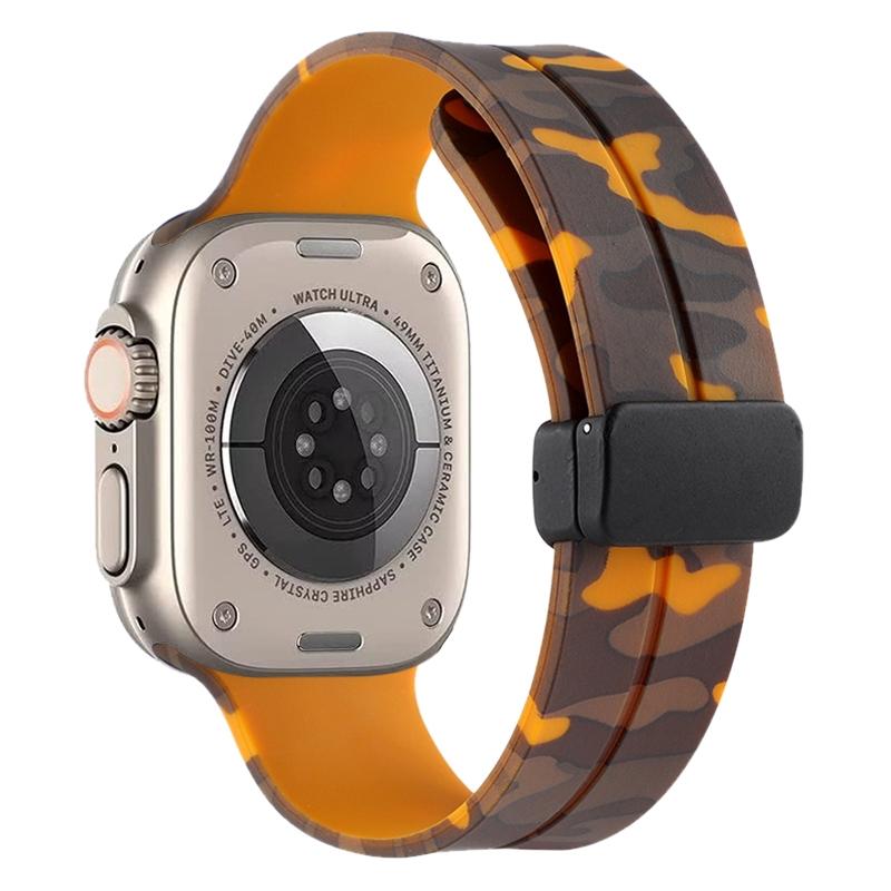 Magnetische sluiting Camouflage siliconen horlogeband voor Apple Watch Ultra 49 mm (camouflage geel)